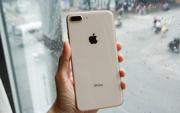 Giá kính lưng iPhone 8, 8 Plus quá cao, tại sao phải thay?