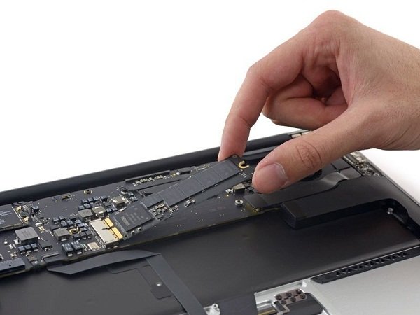 Thay nâng cấp ổ cứng SSD Macbook Air nhanh chóng tại TP. HCM