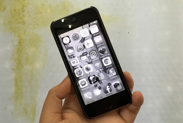Màn hình iPhone 5S bị mất màu, trắng đen, phải làm sao đây?