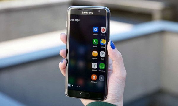 thay-kinh-lung-samsung-s8-s8-plus