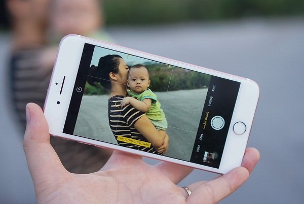 Chụp ảnh xóa phông trền iPhone nay trở nên dễ dàng hơn bao giờ hết với tính năng Portrait mode. Bạn có thể tạo ra những bức ảnh chất lượng chuyên nghiệp chỉ bằng vài lần chạm vào màn hình. Nhanh tay trải nghiệm tính năng này trên chiếc iPhone của mình để có những bức ảnh đẹp đến bất ngờ!