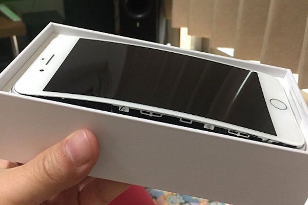 iPhone 8 Plus bị phồng pin, bung màn hình: Apple nói gì? 2