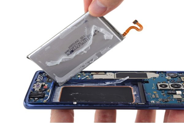 Giá thay pin Samsung S10 có "cắt cổ" như nhiều người vẫn đồn thổi?