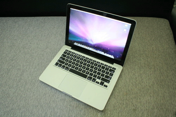 thay-man-hinh-macbook-pro-2009-13-inch-15-inch-1
